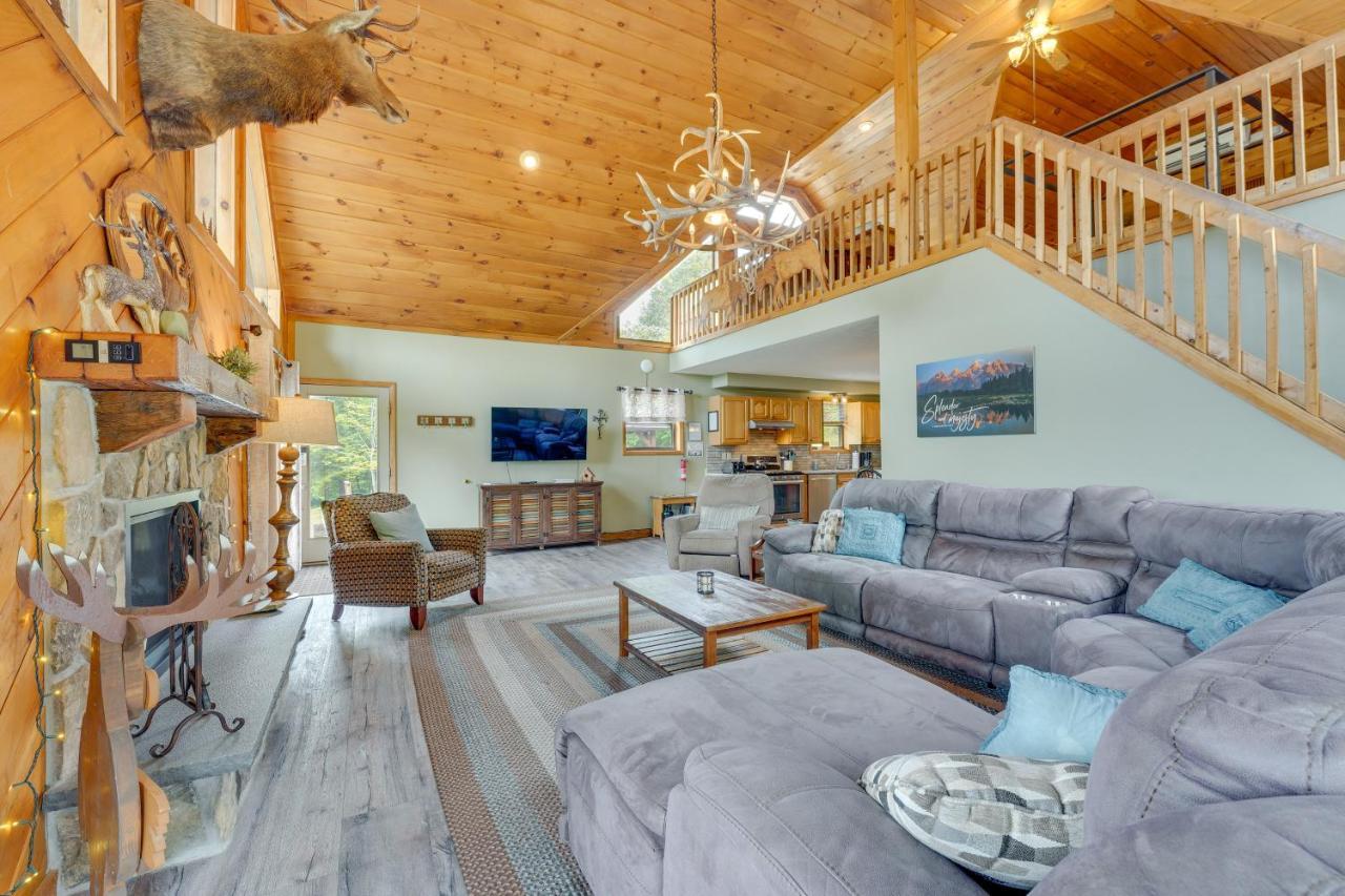Holiday home 3-acre Cabin Hot Tub, Grill And Mtn View Benezette